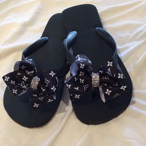 Black Flip Flops/Black/White Bow